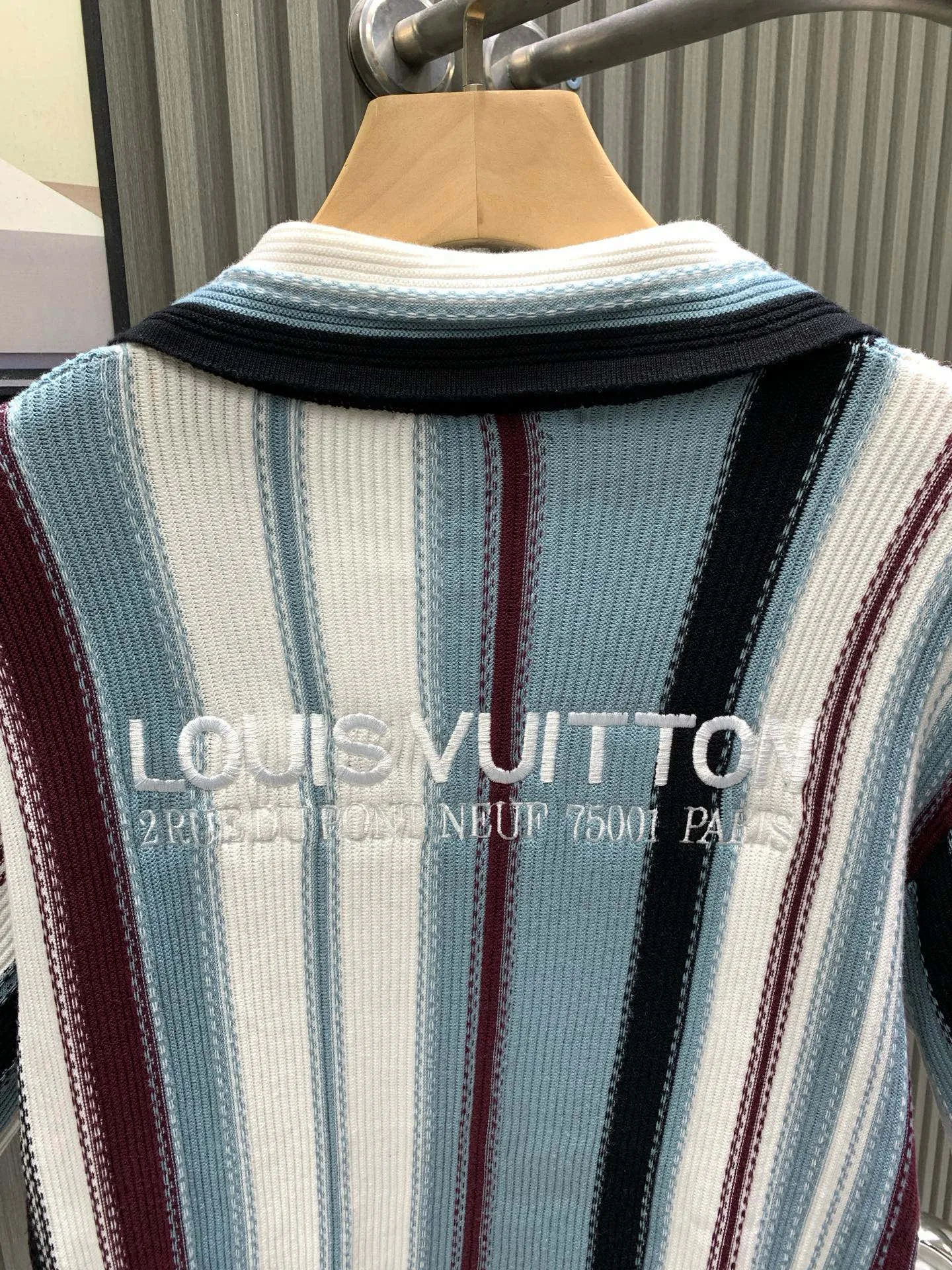 🅿️440 🀄️ Louis Vuitton Louis Vuitton 1v color block striped knitting. The original version was purchased for 15900 and developed. Custom-dyed 32-count double-ply combed cotton yarn. Used imported German (Stoll) 7 knitting machine custom-dyed yarn. Wool jacquard. Imported embroidery. Wool fermentation. Customized buttons. Customized trademark. Loose version. The original version is dyed and dyed. The color similarity is as high as 95%. The yarn is made of 2 strips of 260 combed cotton on the bottom + 5 strips of polyester + 1 strip of high-elastic stretch frame. The loom is a 14-needle STOLL machine imported from Germany. Each piece of fabric takes 390 minutes. Due to the particularity of this weave, the stability requirements of the machine are very high. Many machines cannot do it. The weaving time is very long. It is easy to have waste pieces when weaving the piece. The loss will be very large. The sewing plate is sewn with a 20-needle plate. In order to maximize the restoration effect, our large body fabric pieces are woven on an ultra-fine 16-needle flat machine. The whole piece of clothing has almost no knots. It is recommended to pair it with shorts of the same style.